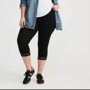 Torrid Black Capri Leggings Lace Trim Hem Stretch Cotton Blend Plus Size Casual